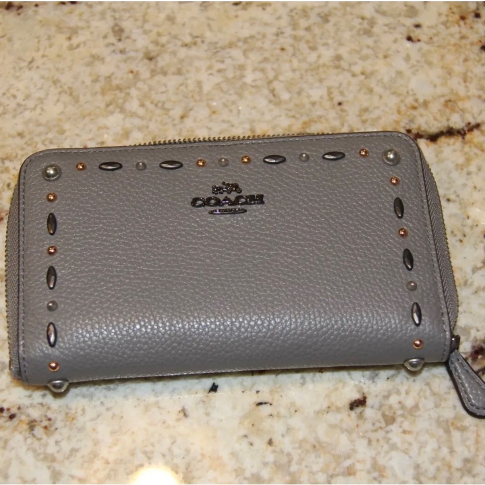 Coach 22892 Prarie Rivets Medium Zip Wallet in Leather. Heather Grey